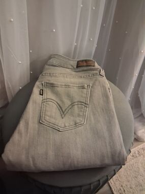Levi's Light Gray Skinny Jeans with Signature Back Pocket